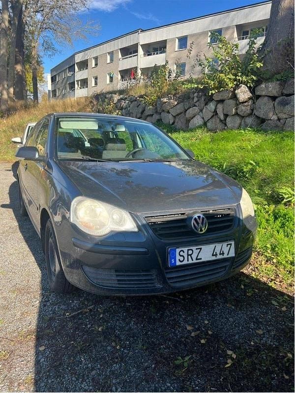 Grå Begagnad 2007 VW Polo Comfortline Halvkombi | 12 000 kr (Superpris) - Bild 1/4