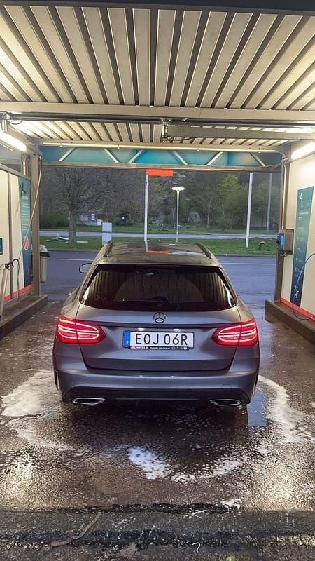 Gray metallic Begagnad 2021 Mercedes C220 AMG line Kombi | 295 500 kr - Bild 1/4