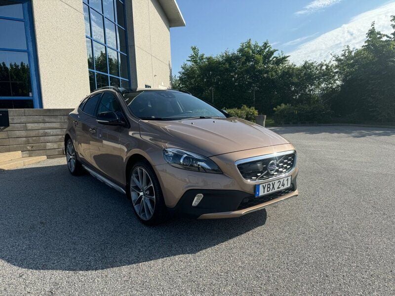 Brun Begagnad 2016 Volvo V40 CC Summum Kombi | 169 900 kr (Bra pris) - Bild 1/4