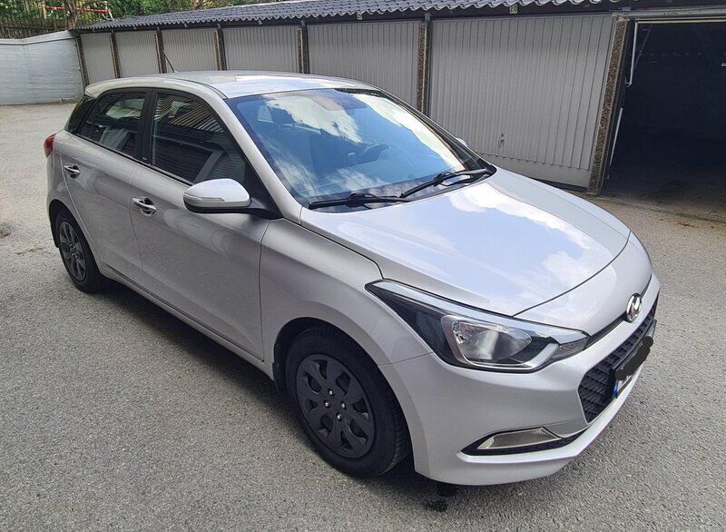 Silver Begagnad 2018 Hyundai i20 Comfort Halvkombi | 89 000 kr (Bra pris) - Bild 1/4