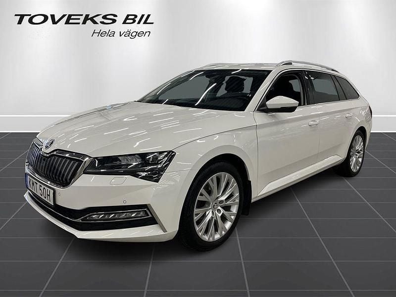 Vit Begagnad 2021 Skoda Superb Style Kombi | 259 900 kr (Superpris) - Bild 1/4