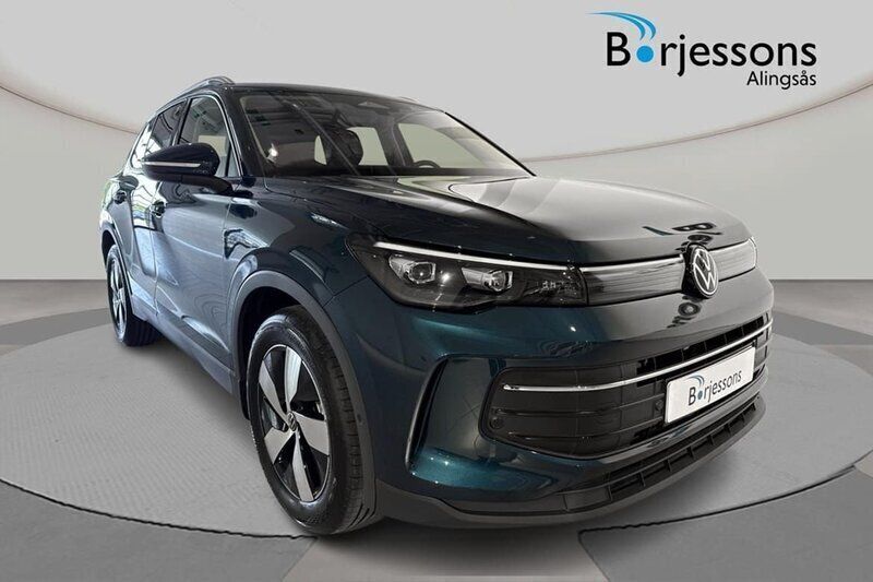 Mörkblå (blå) Ny 2025 VW Tiguan SE SUV | 419 900 kr - Bild 1/4