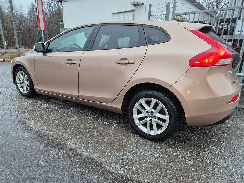 Begagnad Volvo V40 120 HK (88 kW) 2016 Ljusbrun Kombi