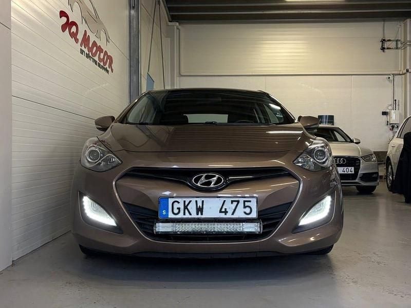 Begagnad Hyundai i30 Sport 110 HK (80 kW) 2012 Ljusbrun Halvkombi
