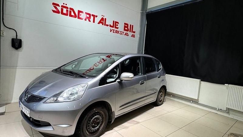 Grå Begagnad 2009 Honda Jazz Halvkombi | 39 900 kr (Bra pris) - Bild 1/4