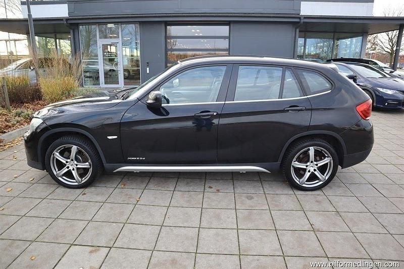 Svart samma som bilen Begagnad 2010 BMW X1 SUV | 69 900 kr (Marknadspris) - Bild 1/4