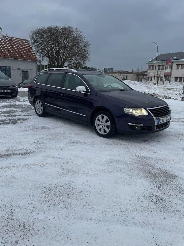 Omlackerad från svart till lila, svart tak. chrome detaljer. Begagnad 2008 VW Passat Sportline Kombi | 14 000 kr (Superpris) - Bild 1/4