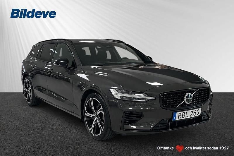Grå Begagnad 2024 Volvo V60 Plus Kombi | 464 900 kr (Marknadspris) - Bild 1/4