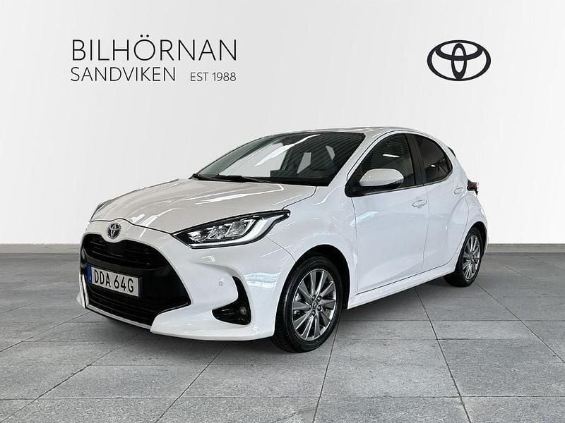 Vit Begagnad 2022 Toyota Yaris Hybrid Edition Halvkombi | 229 900 kr (Marknadspris) - Bild 1/3