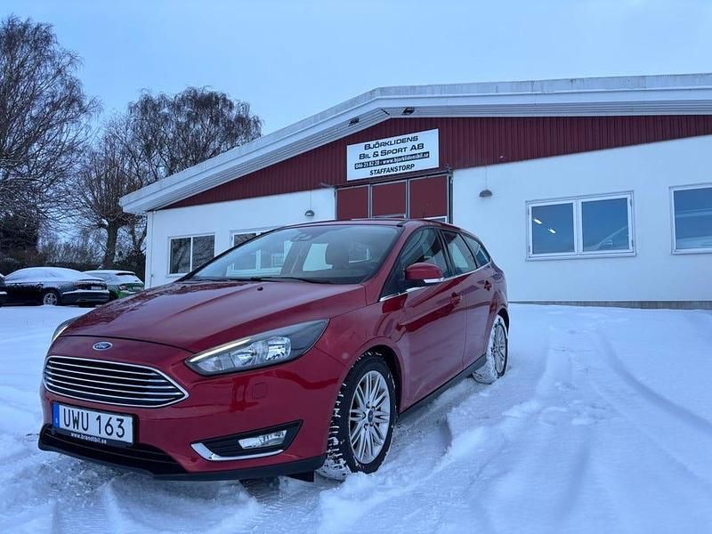 Röd Begagnad 2017 Ford Focus Titanium Kombi | 109 000 kr (Marknadspris) - Bild 1/4