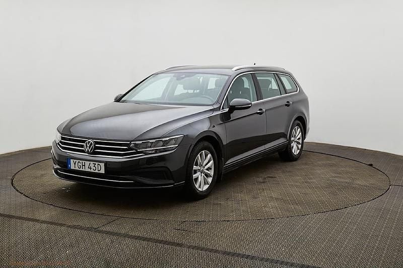 Mörkgrå Begagnad 2023 VW Passat Edition Kombi | 274 900 kr (Bra pris) - Bild 1/4