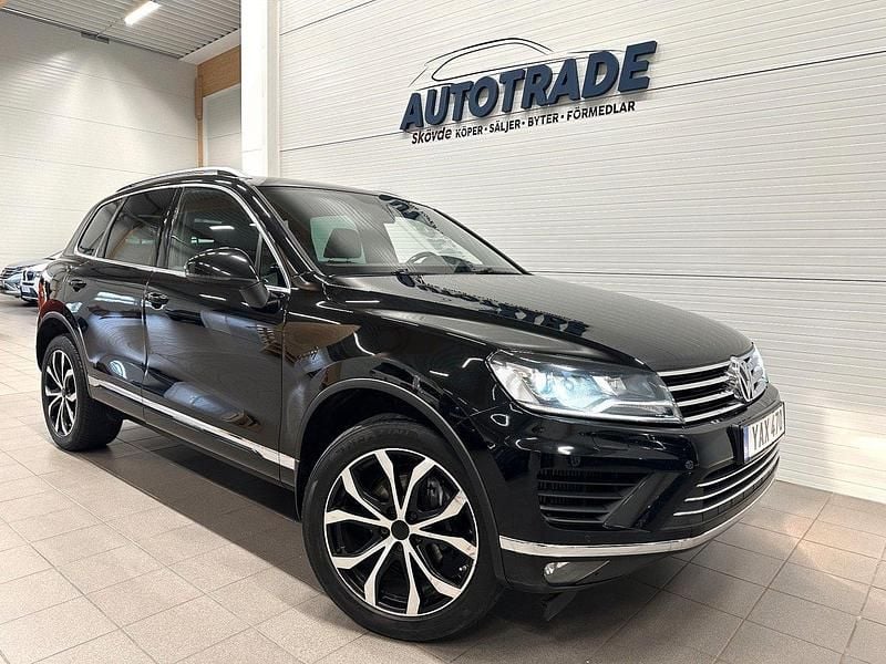 Svart Begagnad 2016 VW Touareg Design SUV | 209 900 kr (Marknadspris) - Bild 1/4