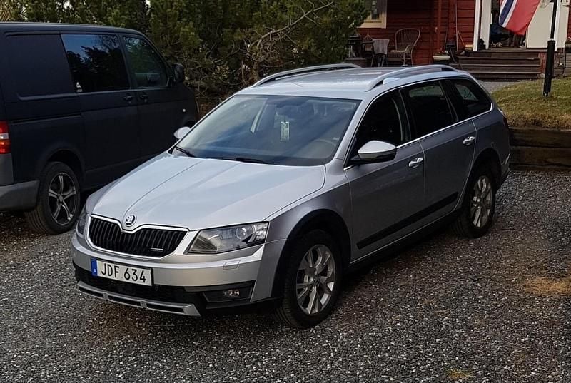 Silver Begagnad 2016 Skoda Octavia Scout Kombi | 95 000 kr (Marknadspris) - Bild 1/4