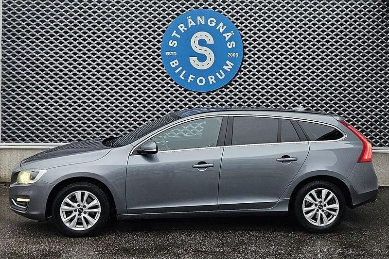 Gråmetallic Begagnad 2016 Volvo V60 Momentum Kombi | 155 000 kr (Marknadspris) - Bild 1/4