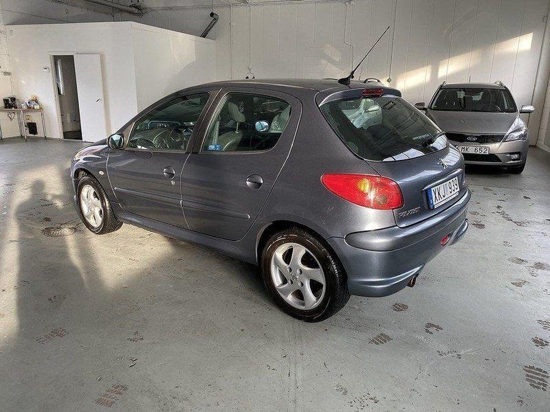 Begagnad Peugeot 206 109 HK (80 kW) 2005 Mörkgrå Halvkombi