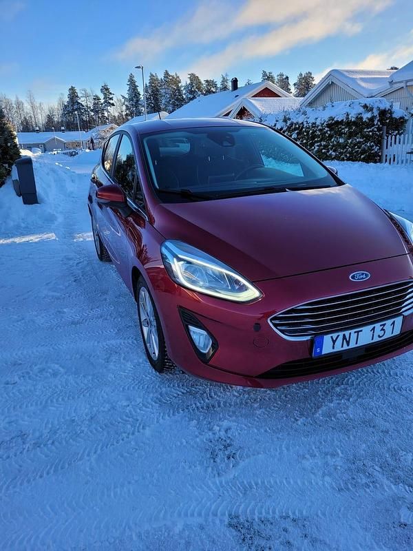 Begagnad Ford Fiesta 100 HK (73 kW) 2018 Röd Halvkombi