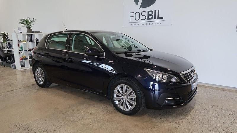 Mörkblå (blå) Begagnad 2019 Peugeot 308 Halvkombi | 134 900 kr (Bra pris) - Bild 1/3