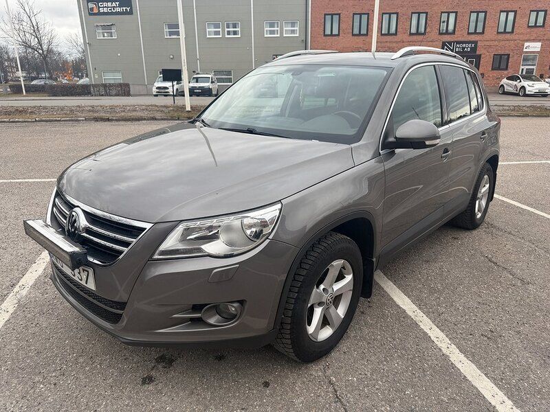 Mörkgrå (grå) Begagnad 2008 VW Tiguan SUV | 59 900 kr (Marknadspris) - Bild 1/4