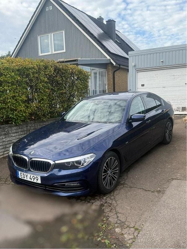Blå Begagnad 2018 BMW 530 Sport Line Sedan | 309 000 kr (Marknadspris) - Bild 1/4
