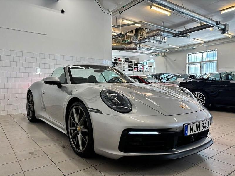 Begagnad Porsche 911 Carrera 4S Cabriolet 451 HK (331 kW) 2024 Flerfärgad Cab