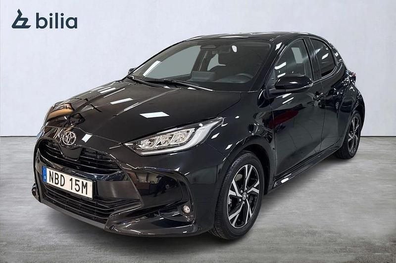 Svart Begagnad 2025 Toyota Yaris Hybrid Active Halvkombi | 259 800 kr (Marknadspris) - Bild 1/3