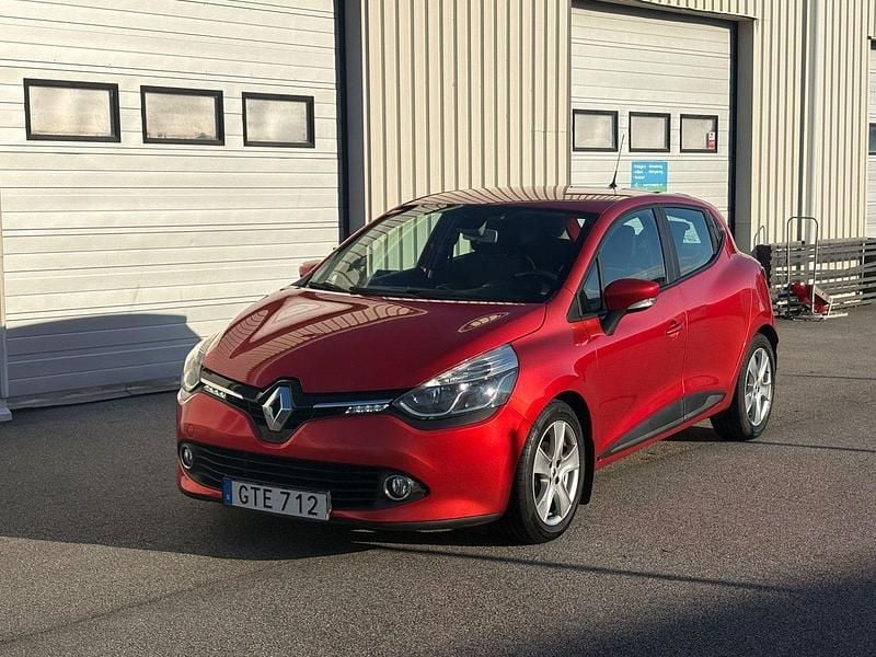 Röd Begagnad 2015 Renault Clio IV Halvkombi | 64 900 kr (Marknadspris) - Bild 1/4