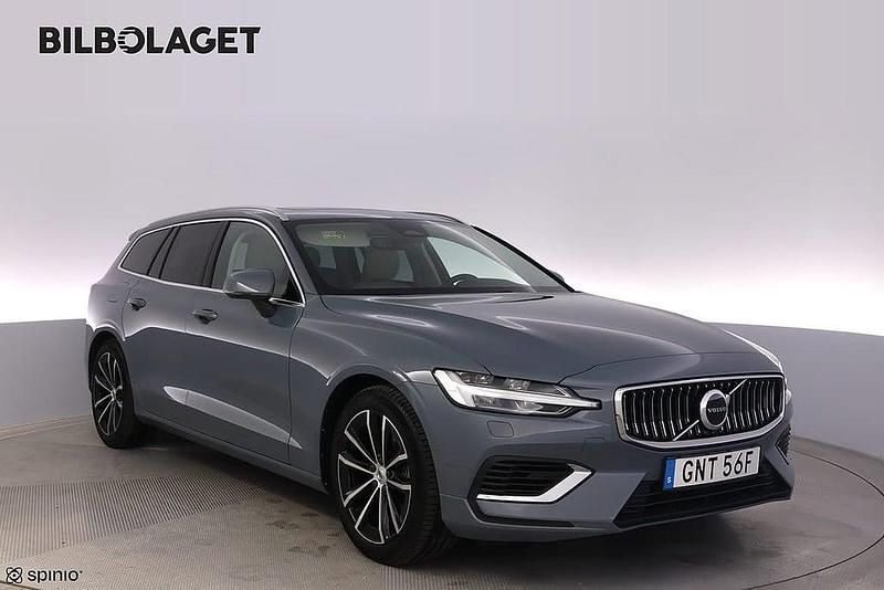 Grå Begagnad 2022 Volvo V60 Plus Kombi | 409 800 kr (Lite dyr) - Bild 1/4