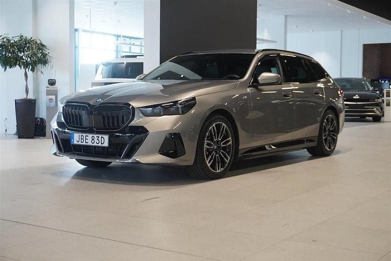 Grå Begagnad 2025 BMW 530e M Sport Kombi | 679 800 kr (Superpris) - Bild 1/4