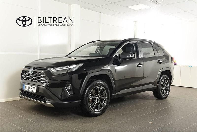 Svart (svart metallic) Begagnad 2023 Toyota RAV4 Hybrid Executive SUV | 419 900 kr (Bra pris) - Bild 1/4