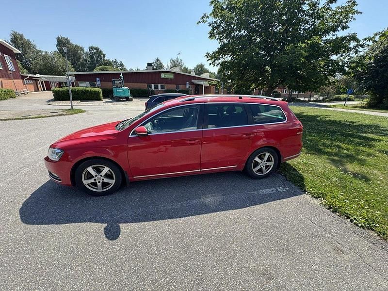 Röd Begagnad 2011 VW Passat Kombi | 64 000 kr (Marknadspris) - Bild 1/4