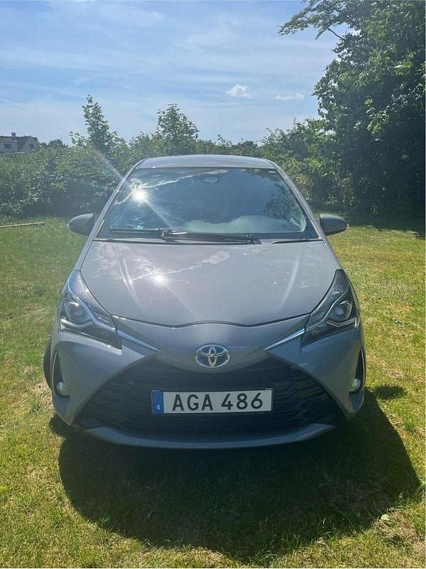 Grå Begagnad 2018 Toyota Yaris Hybrid Active Halvkombi | 145 000 kr (Marknadspris) - Bild 1/4