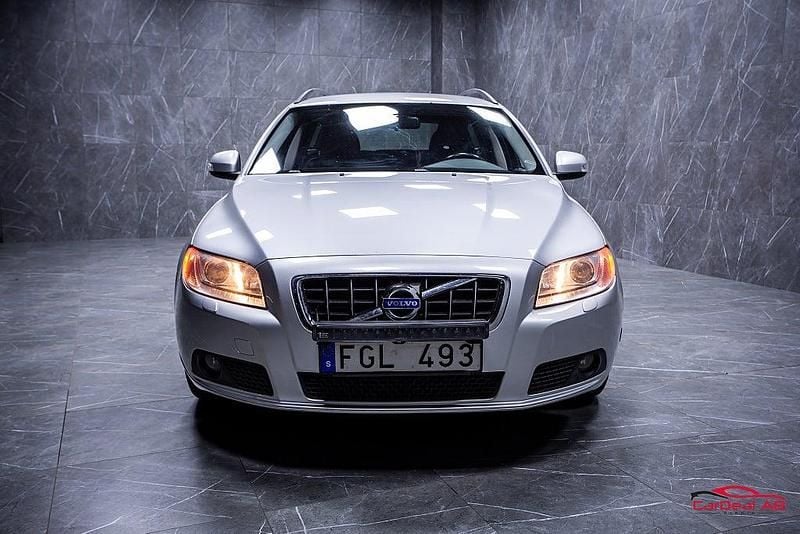 Begagnad Volvo V70 Momentum 231 HK (169 kW) 2009 Ljusgrå Kombi
