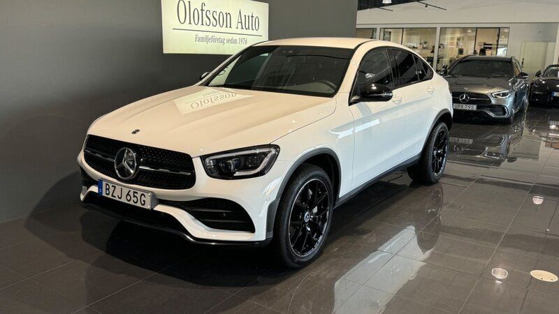 Vit Begagnad 2023 Mercedes GLC300e AMG Sportkupé | 619 000 kr (Lite dyr) - Bild 1/4