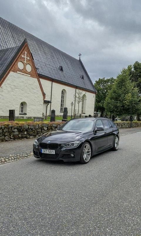 Svart Begagnad 2014 BMW 320 M Sport Kombi | 154 900 kr (Marknadspris) - Bild 1/4