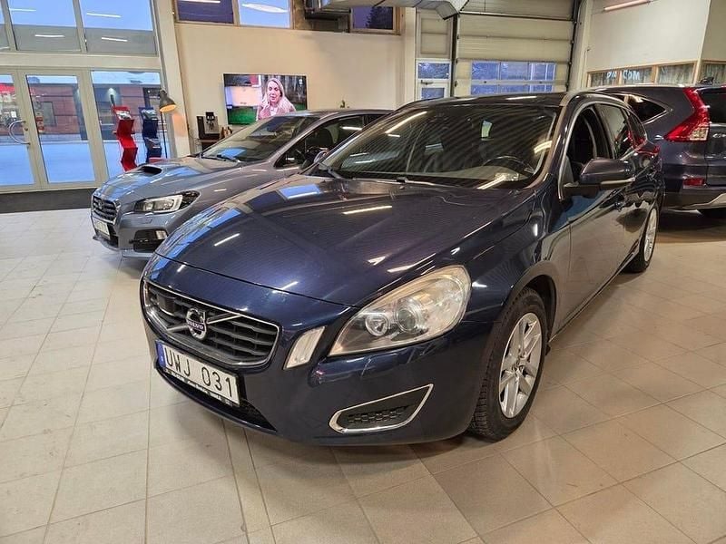 Blå Begagnad 2013 Volvo V60 Momentum Kombi | 103 000 kr (Marknadspris) - Bild 1/1