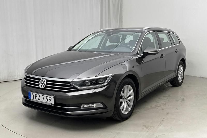 Mörkbrun Begagnad 2018 VW Passat | 169 900 kr (Bra pris) - Bild 1/4