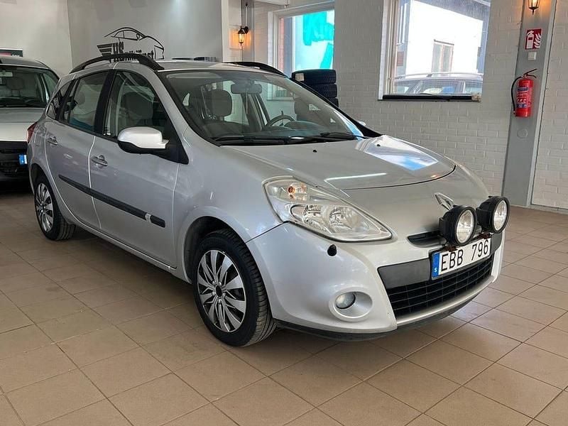 Silver Begagnad 2010 Renault Clio II Kombi | 29 900 kr (Marknadspris) - Bild 1/4