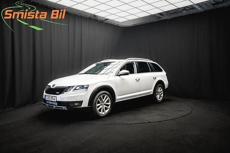 Vit Begagnad 2020 Skoda Octavia Scout Kombi | 184 900 kr (Bra pris) - Bild 1/3