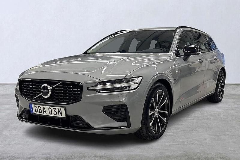 Grå Begagnad 2024 Volvo V60 Plus Kombi | 469 900 kr (Marknadspris) - Bild 1/4