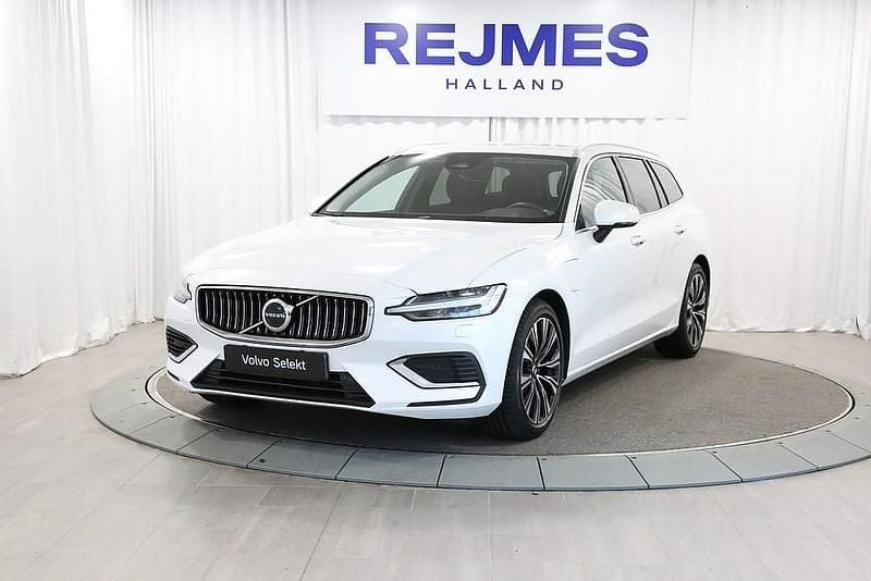 Begagnad Volvo V60 Core 349 HK (256 kW) 2023 Vit Kombi
