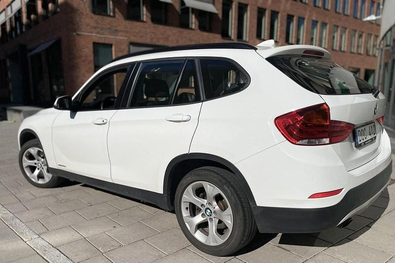 Vit Begagnad 2014 BMW X1 SUV | 130 000 kr (Bra pris) - Bild 1/4