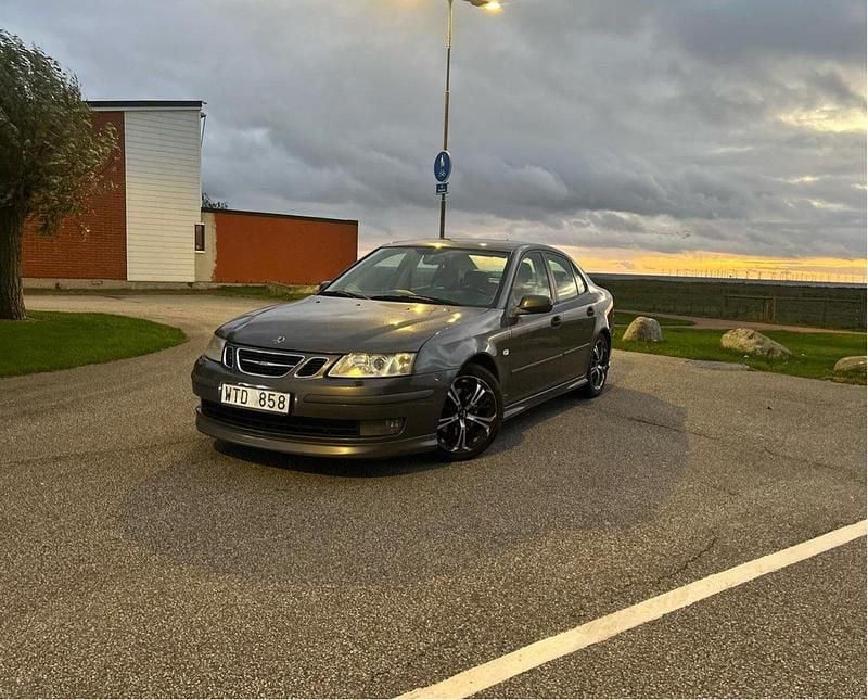 Grå Begagnad 2005 Saab 9-3 Aero Sedan | 25 900 kr (Bra pris) - Bild 1/4