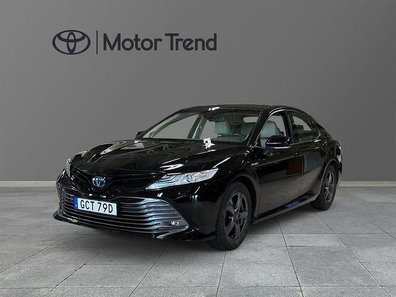 Svart Begagnad 2019 Toyota Camry Hybrid Executive Sedan | 289 000 kr (Marknadspris) - Bild 1/4