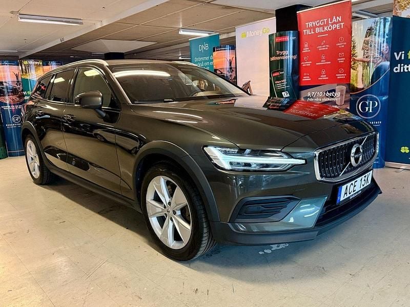 Mörkgrå Begagnad 2022 Volvo V60 CC Momentum Kombi | 319 900 kr (Marknadspris) - Bild 1/4