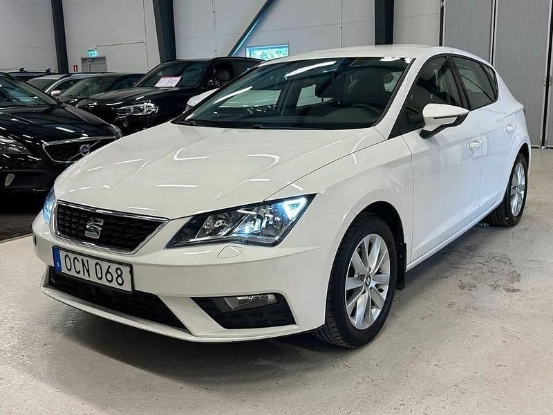 Vit Begagnad 2018 Seat Leon Style Halvkombi | 134 700 kr (Marknadspris) - Bild 1/4