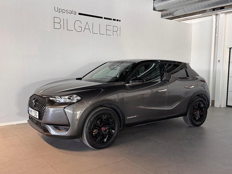 Grå Begagnad 2022 DS Automobiles DS3 Crossback E-Tense Performance SUV | 209 900 kr (Marknadspris) - Bild 1/4