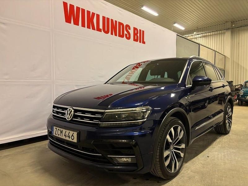 Mörkblå Begagnad 2017 VW Tiguan R-line SUV | 254 900 kr (Dyr) - Bild 1/4