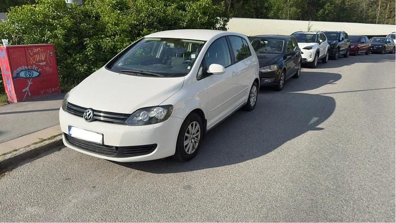 Vit Begagnad 2011 VW Golf Plus Cross Minibuss | 62 500 kr (Marknadspris) - Bild 1/4