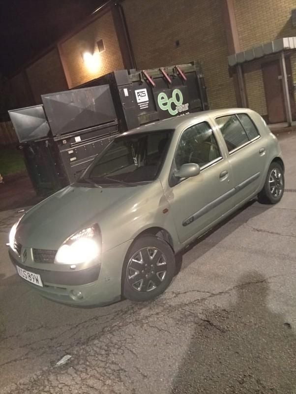 Begagnad Renault Clio II 75 HK (55 kW) 2002 Halvkombi