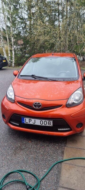Orange Begagnad 2012 Toyota Aygo Halvkombi | 42 000 kr (Marknadspris) - Bild 1/4